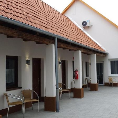 Czermann Holiday Inn Oroszlany Bagian luar foto