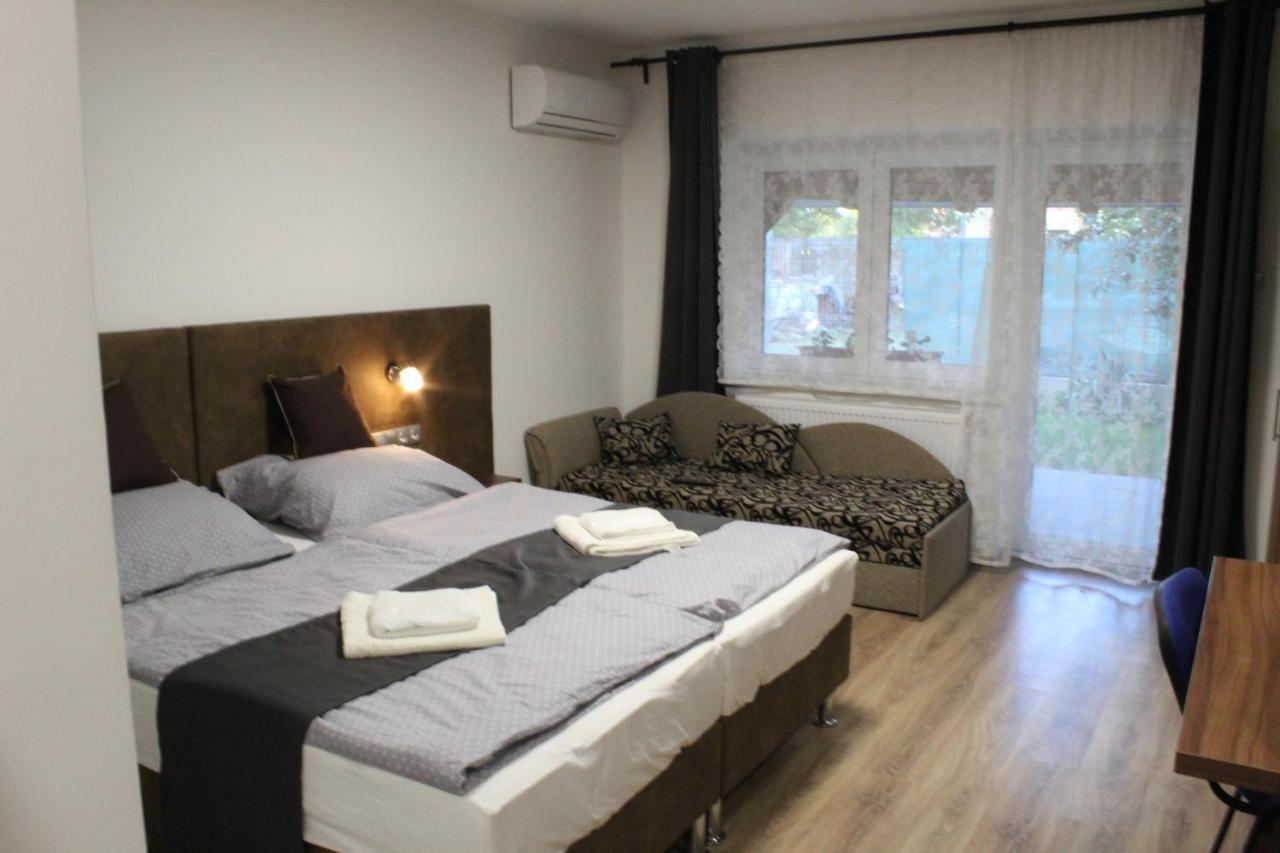 Czermann Holiday Inn Oroszlany Bagian luar foto