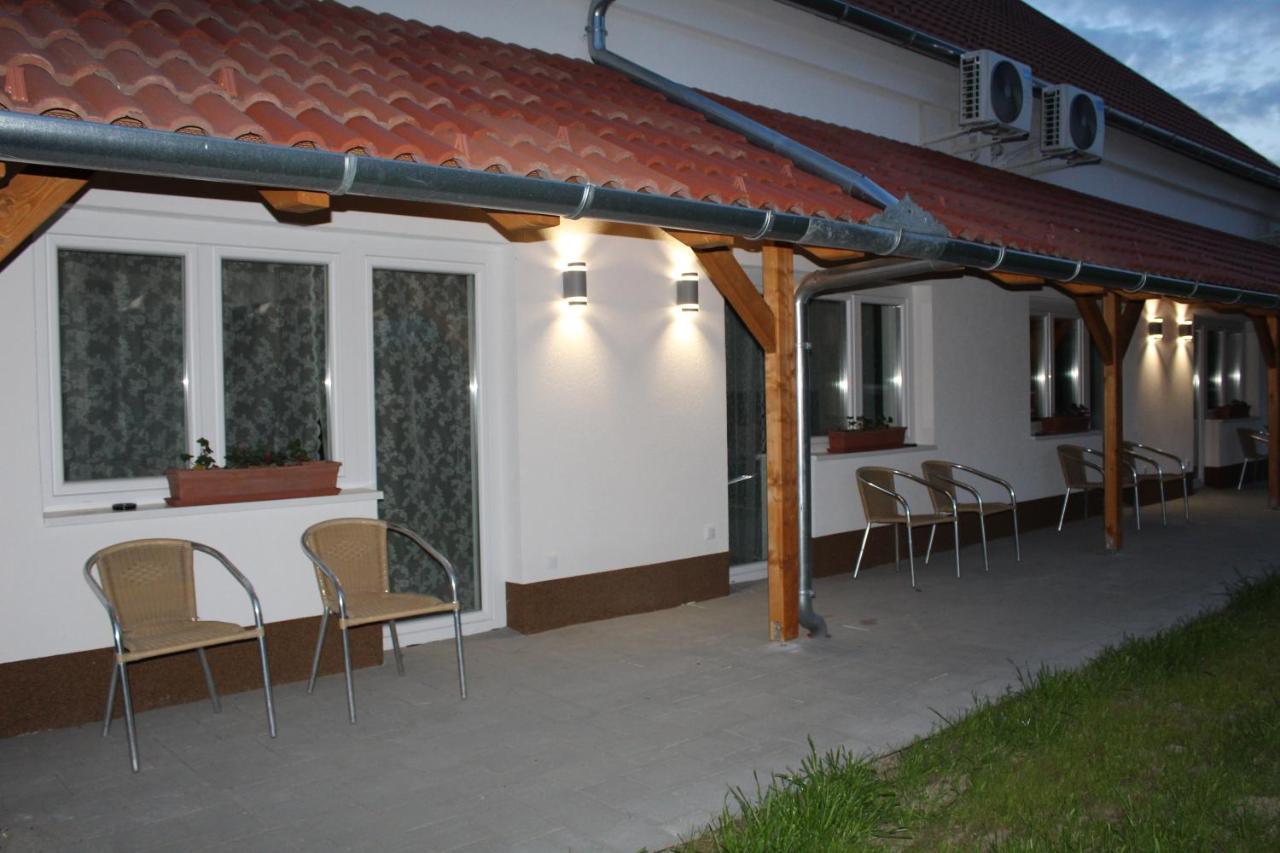 Czermann Holiday Inn Oroszlany Bagian luar foto