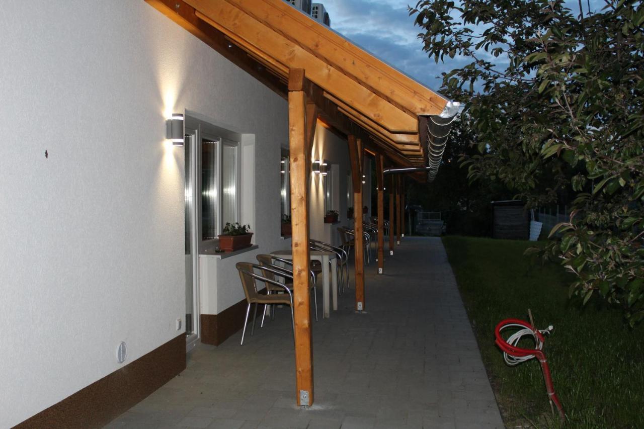 Czermann Holiday Inn Oroszlany Bagian luar foto