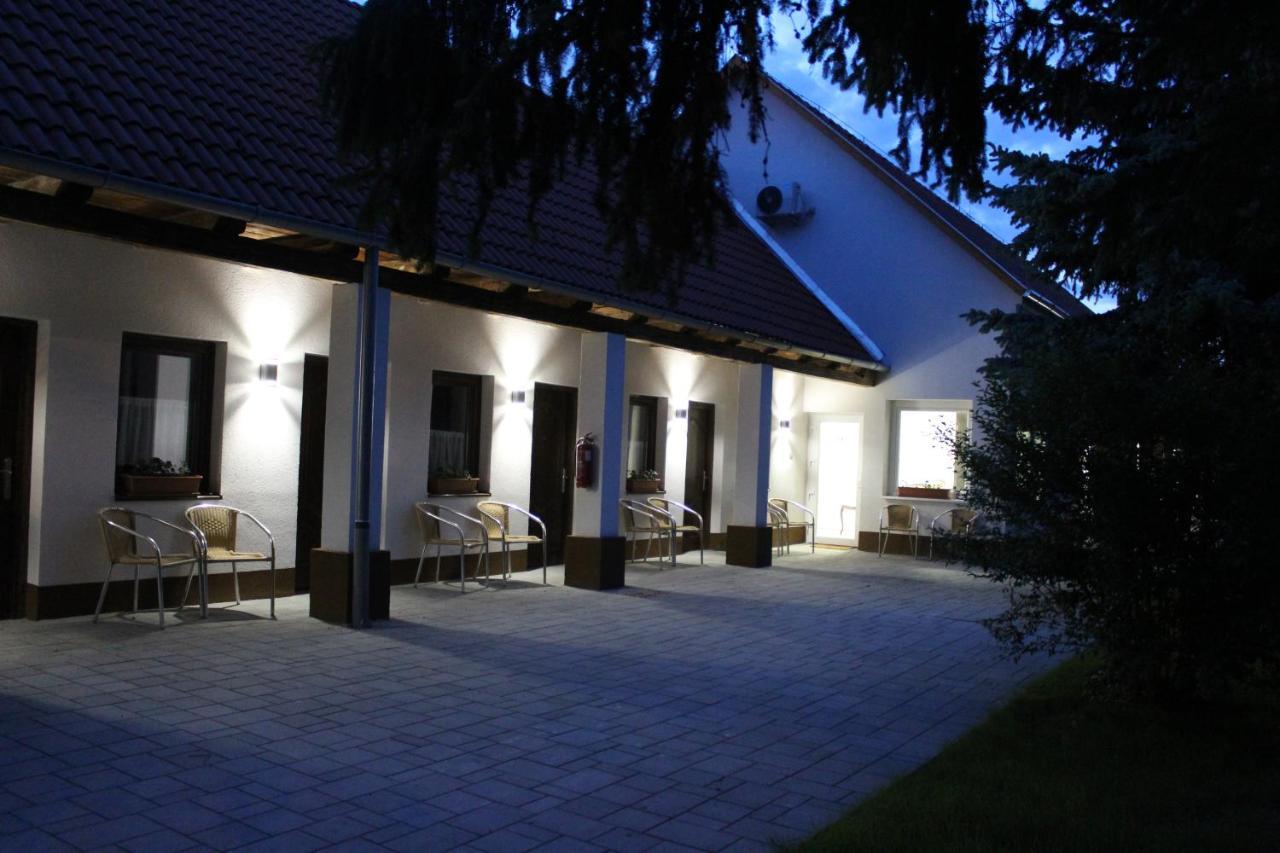 Czermann Holiday Inn Oroszlany Bagian luar foto