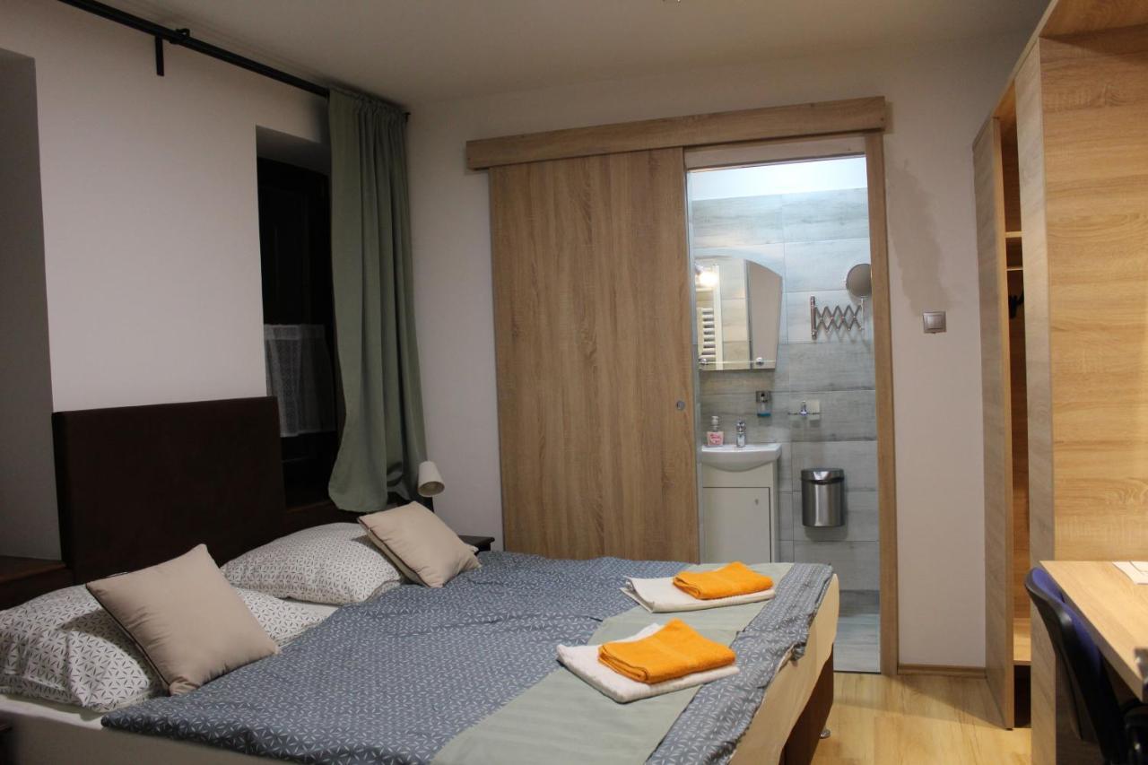 Czermann Holiday Inn Oroszlany Bagian luar foto