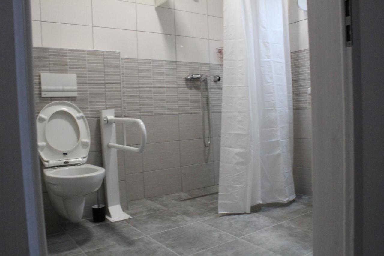 Czermann Holiday Inn Oroszlany Bagian luar foto