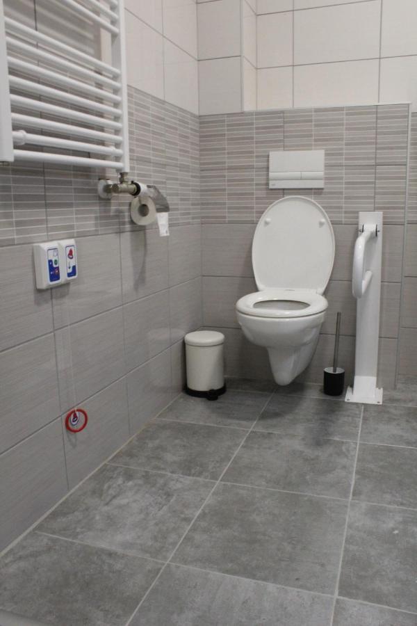 Czermann Holiday Inn Oroszlany Bagian luar foto