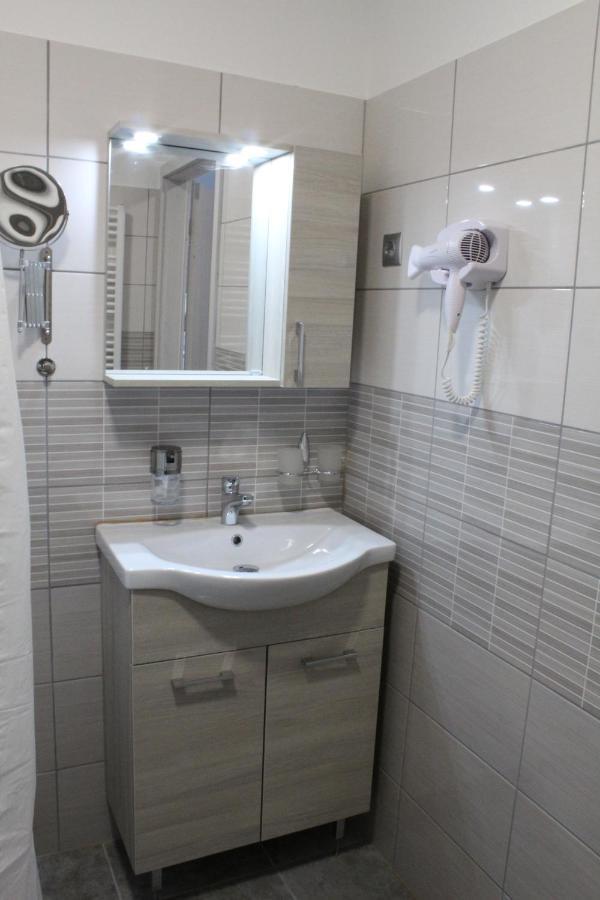 Czermann Holiday Inn Oroszlany Bagian luar foto