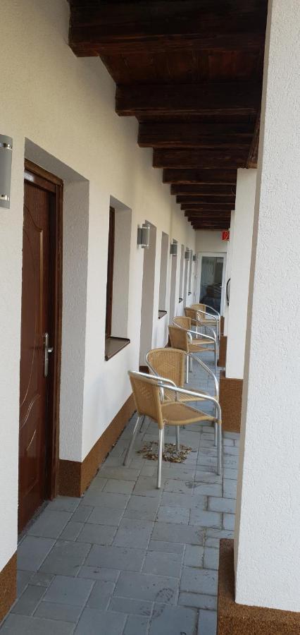 Czermann Holiday Inn Oroszlany Bagian luar foto