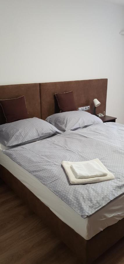 Czermann Holiday Inn Oroszlany Bagian luar foto