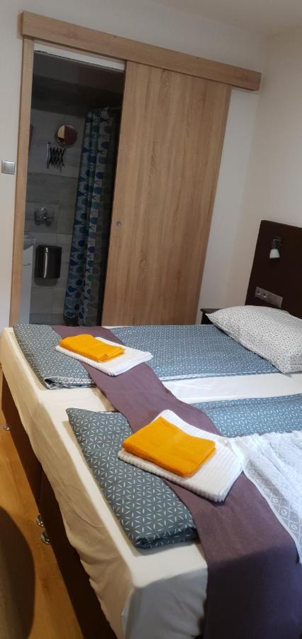 Czermann Holiday Inn Oroszlany Bagian luar foto