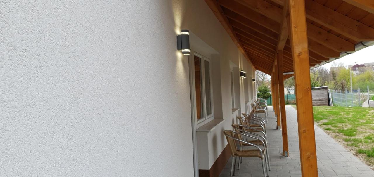 Czermann Holiday Inn Oroszlany Bagian luar foto