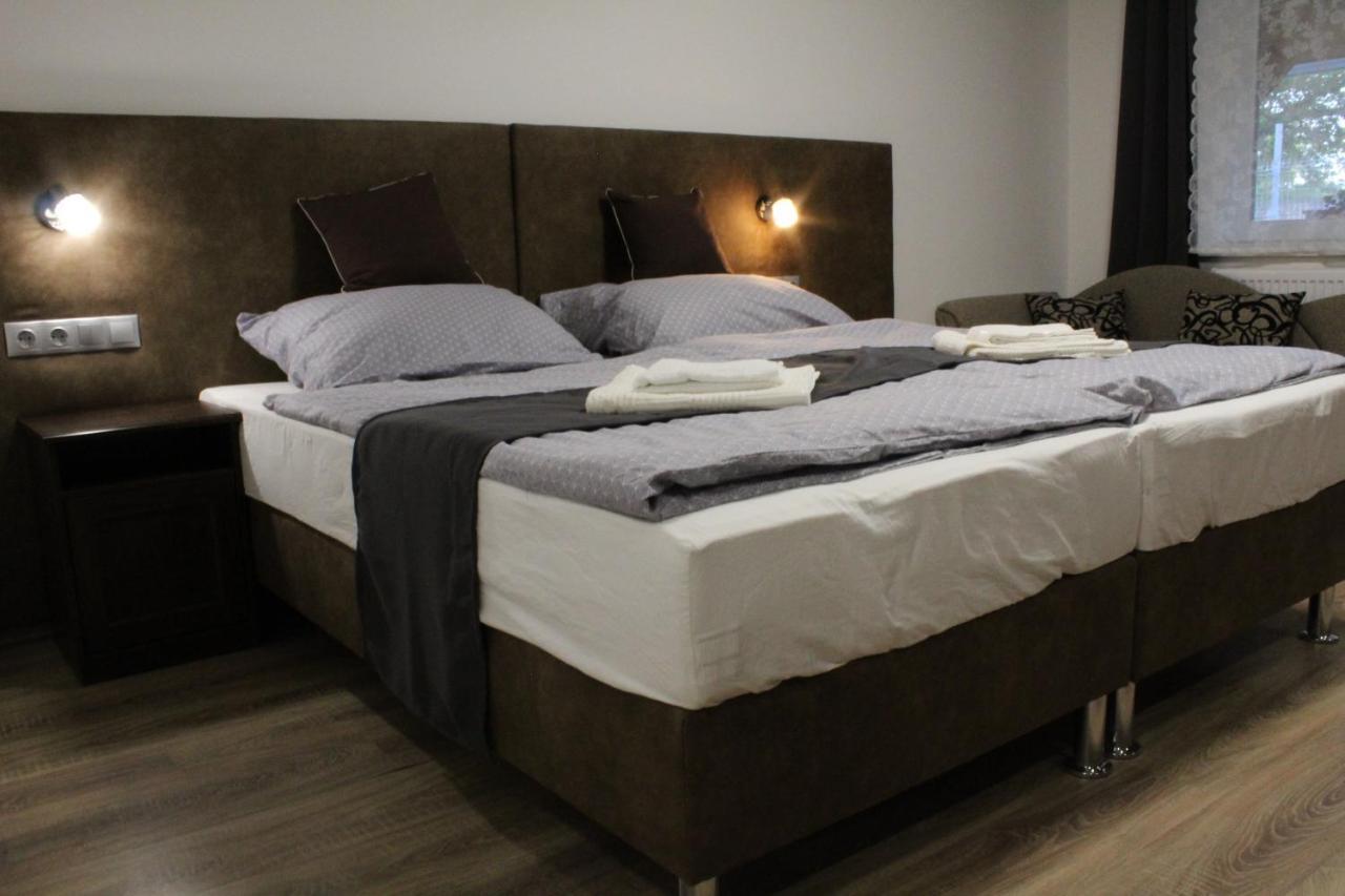Czermann Holiday Inn Oroszlany Bagian luar foto