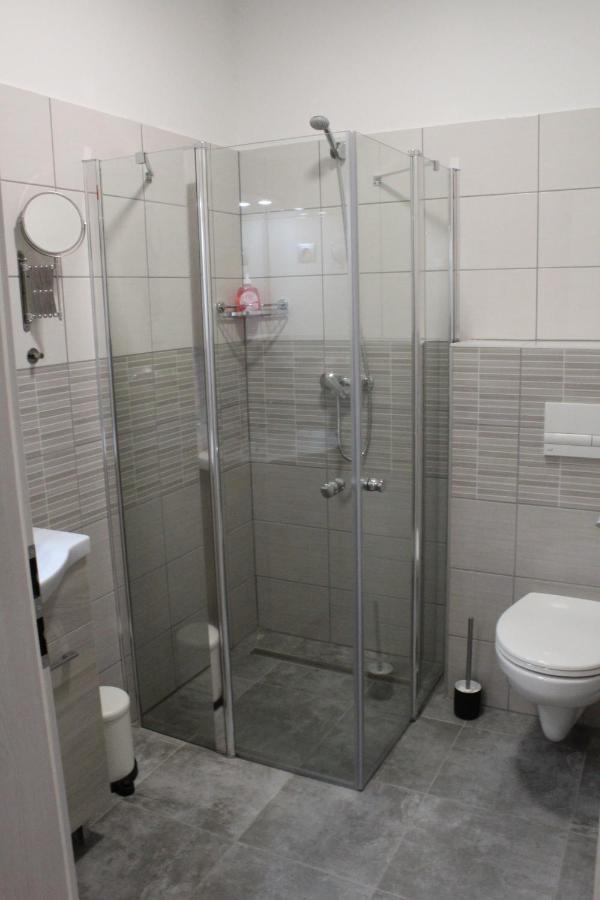 Czermann Holiday Inn Oroszlany Bagian luar foto