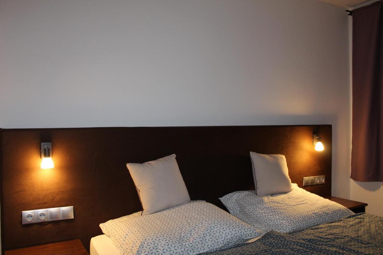 Czermann Holiday Inn Oroszlany Bagian luar foto