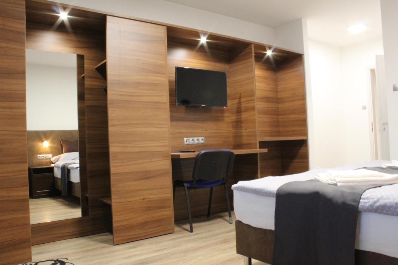 Czermann Holiday Inn Oroszlany Bagian luar foto
