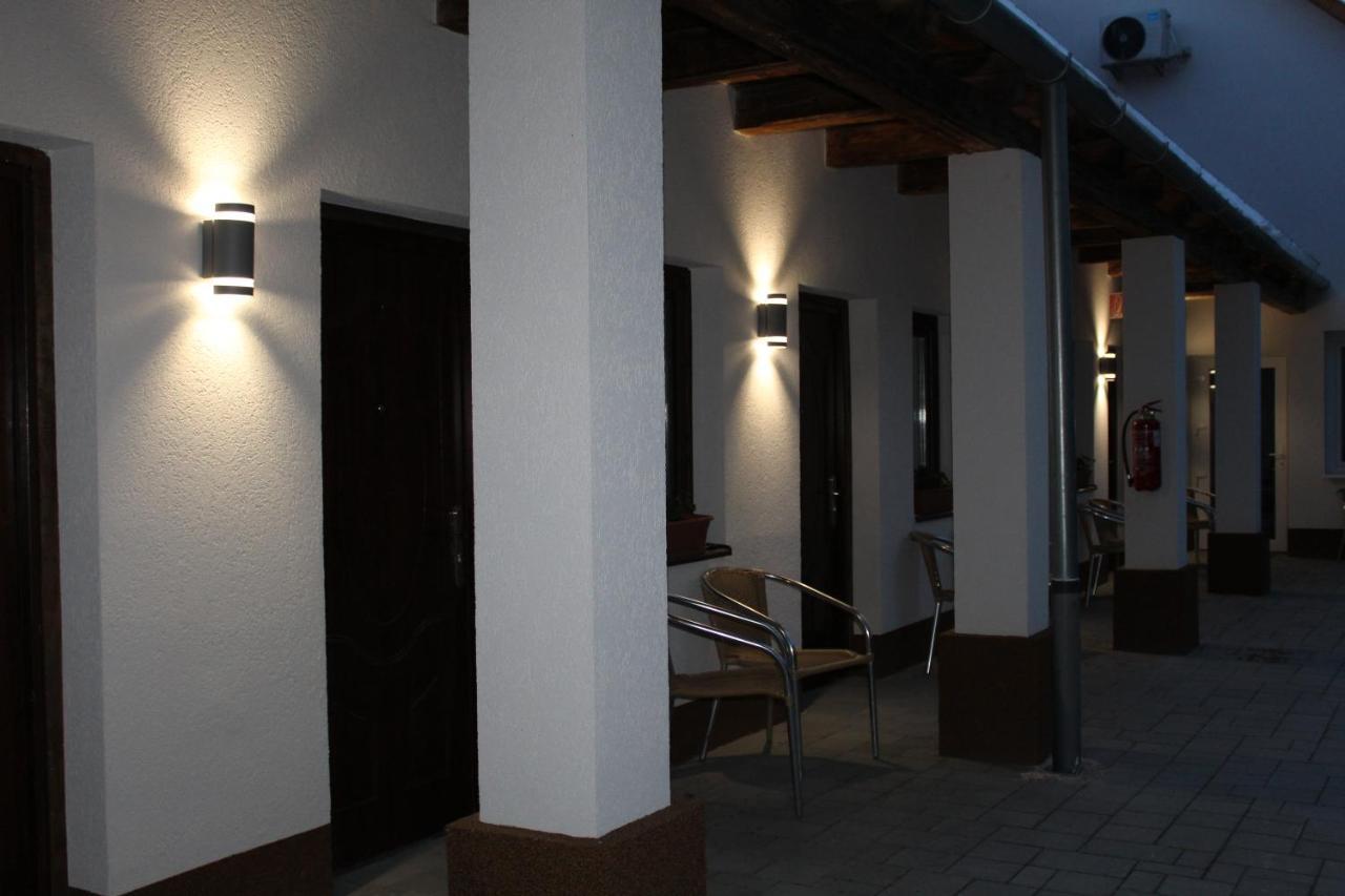 Czermann Holiday Inn Oroszlany Bagian luar foto