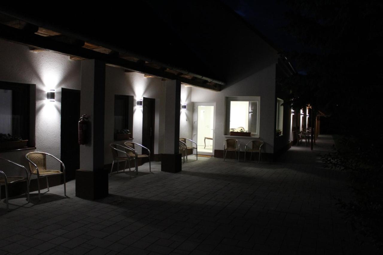 Czermann Holiday Inn Oroszlany Bagian luar foto