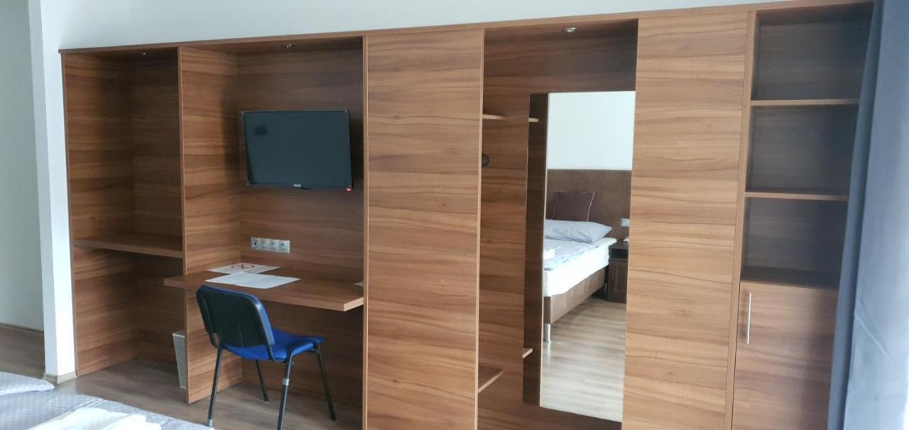Czermann Holiday Inn Oroszlany Bagian luar foto